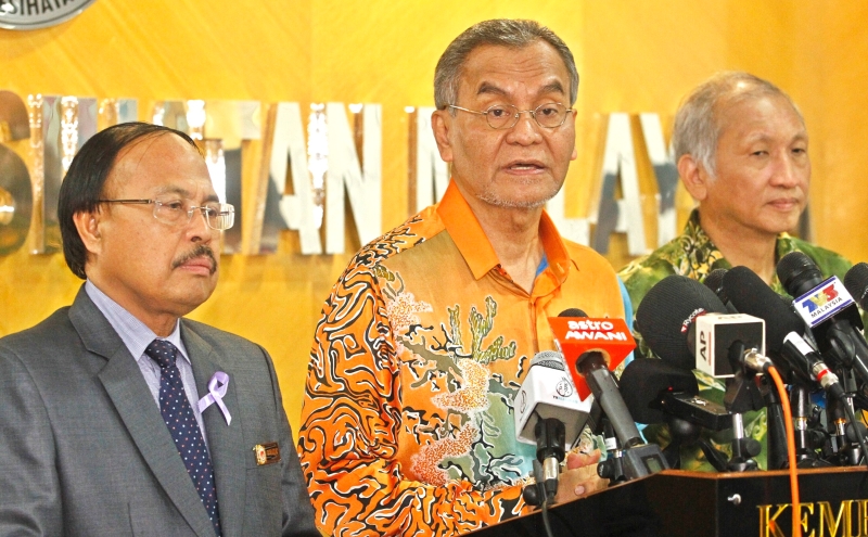 2020年2月6日，时任卫生部长拿督斯里祖基菲里（中）在新闻发布会上表示，马来西亚出现首宗本土感染。