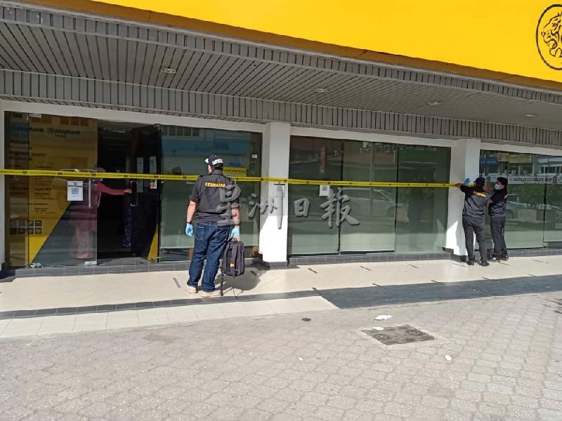 卫生局官员在银行大门外拉起警示黄线，勒令银行暂时关闭一周。