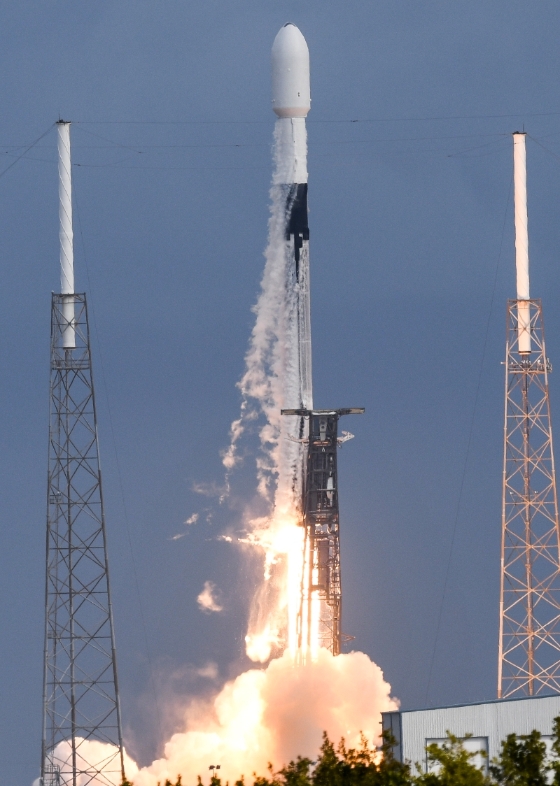 “猎鹰9”号火箭星期日携带143颗卫星在美国佛州卡纳维拉尔角发射升空。　（美联社照片）　