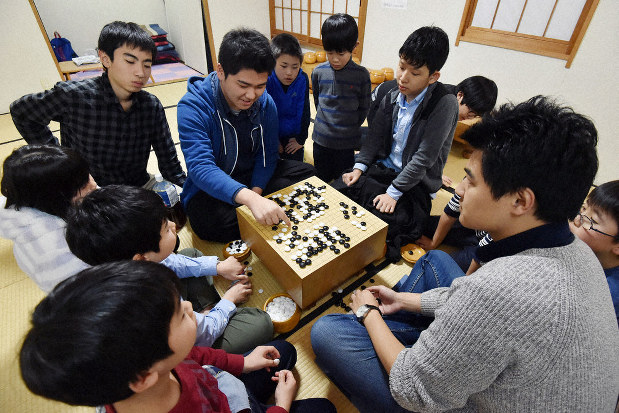 在日本东京洪清泉道场，曾富康正与棋手研究棋局。（图：受访者提供）