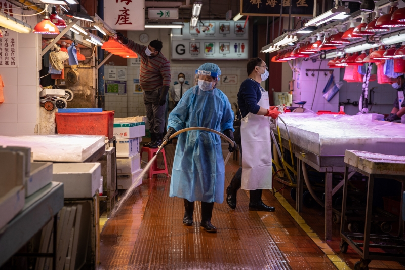 一名工人在香港佐敦区油麻地市场洗地。（图：欧新社）