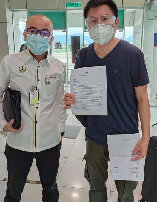 Albert Ho (L) posted a picture of him with the man flying back to Ipoh in a charted flight from Singapore to pay last respect to his father.