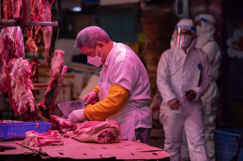 一名猪肉贩在他的摊位上工作。（图：欧新社）