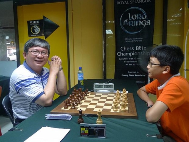 2013年，他们俩在一场国际象棋纪念赛碰面，上演父子棋技对决。（图：受访者提供）