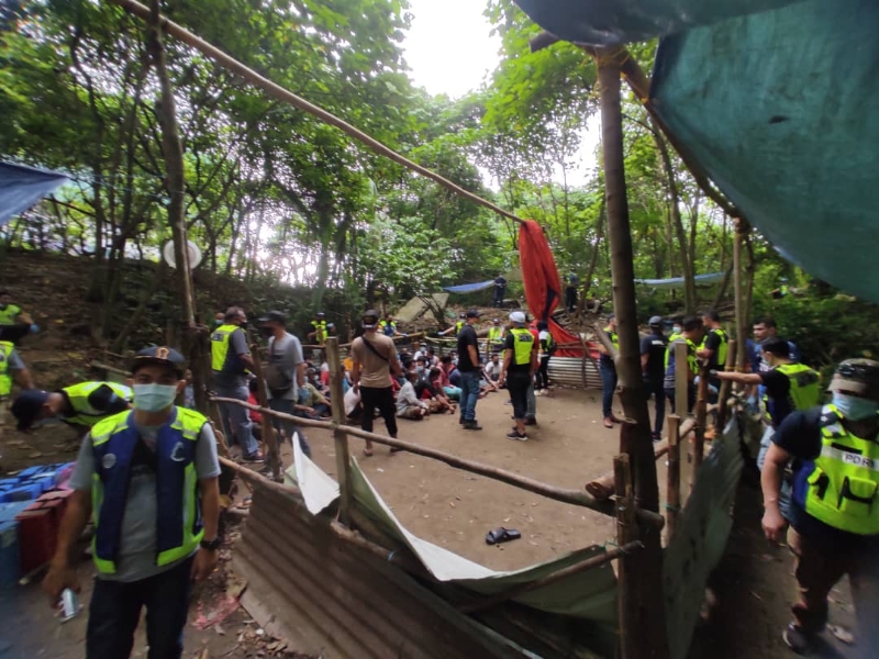 警方出动逾30名警察取缔斗鸡场。 警方出动逾30名警察取缔斗鸡场。