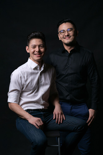 剧场导演叶伟良（右）首开先河，与李浩峰（左）创立了线上演出的平台——云剧场。