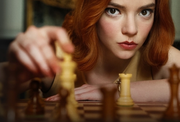 Netflix去年推出迷你剧《后翼弃兵》（The Queen's Gambit）掀起一股国际象棋风潮。杨振成身边好些担任教练的朋友纷纷“无暇”，很多人询问学棋事项。（图：截自Netflix官网）