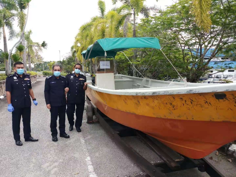 警方也充公一艘相信是用于贩毒的快艇。