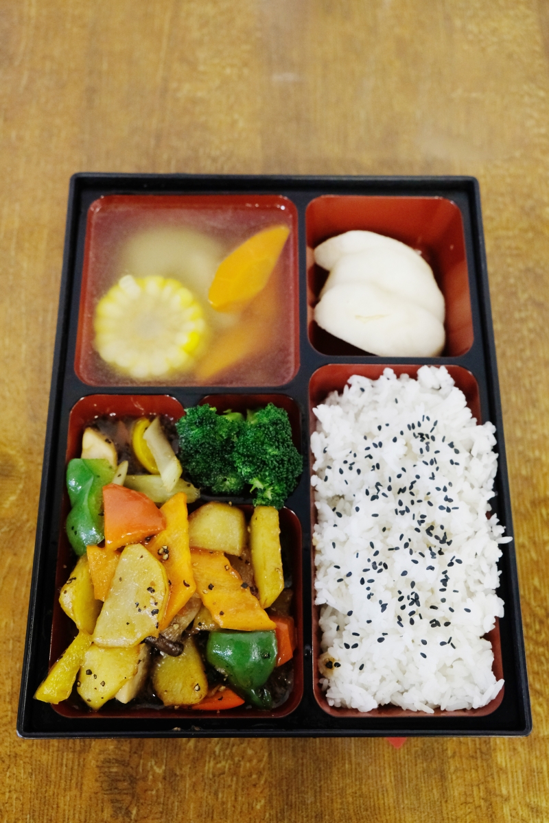 在行管令开始后，店家也推出多款素食便当，主菜、汤品、水果一应俱全，非常有份量。
