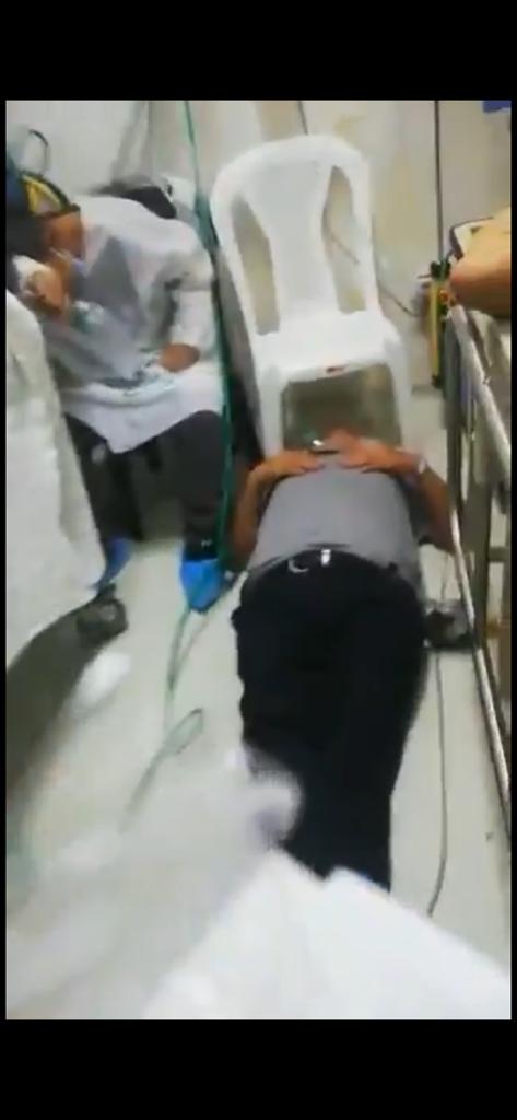 图中医院人满为患，患者躺在地上接受治疗，砂卫生局长钱仁兴已证实这不是在砂任何一家医院。