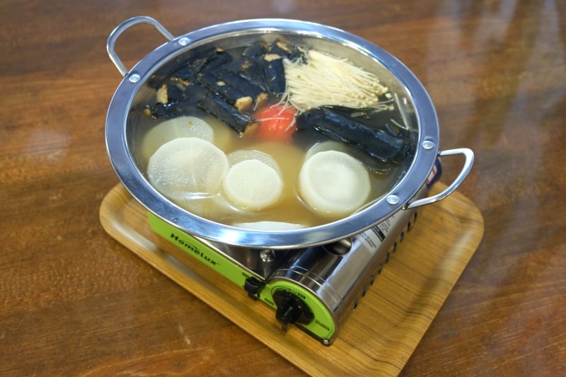 “上汤四寳”的白萝卜、海带、金针菇和紫菜芋头卷形成绝配，在冷飕飕的天气喝上一口非常暖胃。