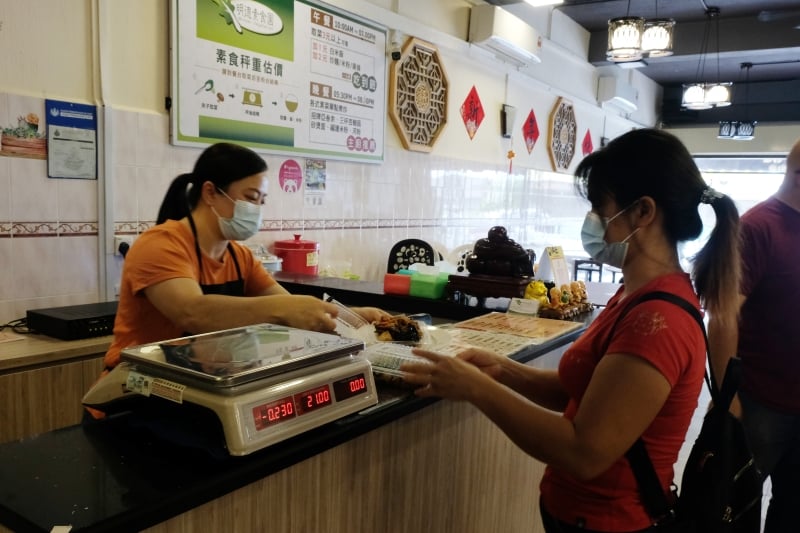 明德素食园中午时段采用称重方式计价，提倡不浪费食物的概念，对食客而言也很公平。