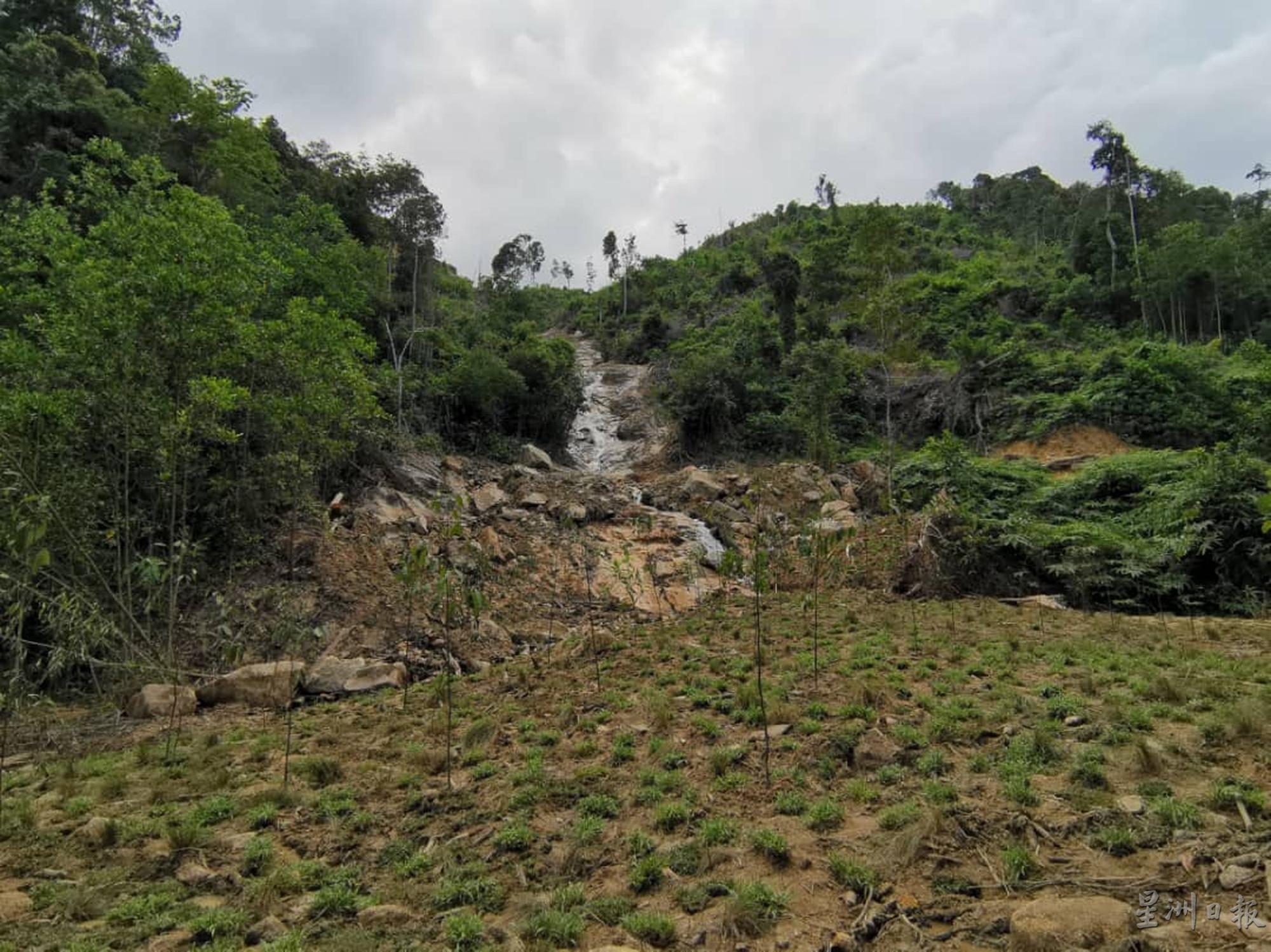 丹绒峇都瀑布的首期修复工作，是先种植草坪，以阻止泥土被侵蚀，而出现进一步的崩塌。