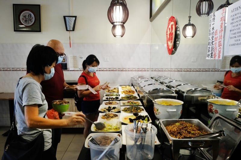 午餐时段的经济饭菜色多样化，客人可以任夹自己喜欢的种类和份量。