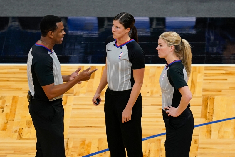 2名女裁判同场执法NBA赛事，在魔术对黄蜂一役首现。图为施萝伊德（右起）、莎戈和莱特讨论判罚。（美联社照片）