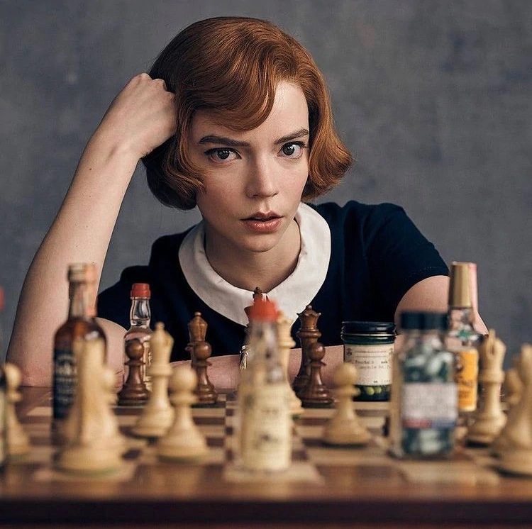 改编自1983年同名小说的《The Queen’s Gambit》以有自毁倾向的天才女性棋手为主角，曾掀观影热潮。