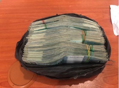 警方起获嫌犯用来贿赂警察的2万8150令吉现金。