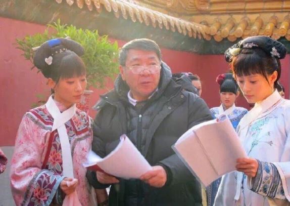 《后宫甄嬛传》导演郑晓龙指孙俪（右）休息时间也不忘准备工作，让其他演员都相当佩服。