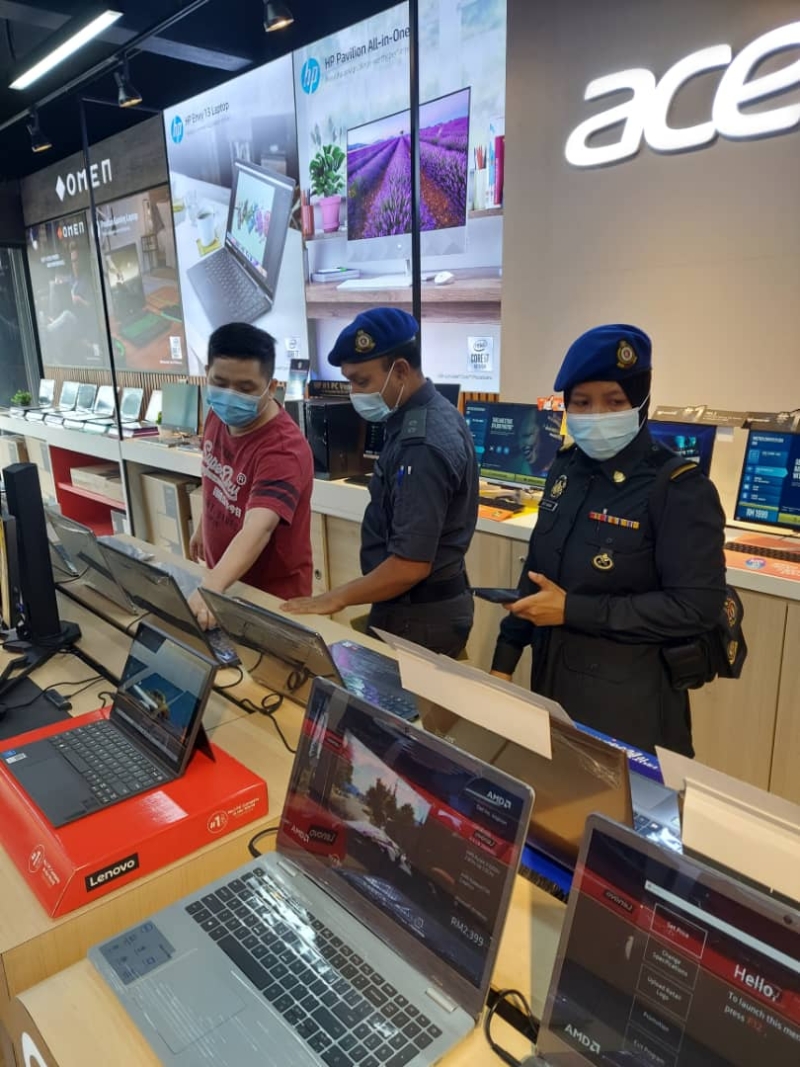 贸消局执法组于周二上午，到超市的电子产品部进行抽查，确保商家没有趁机牟取暴利。