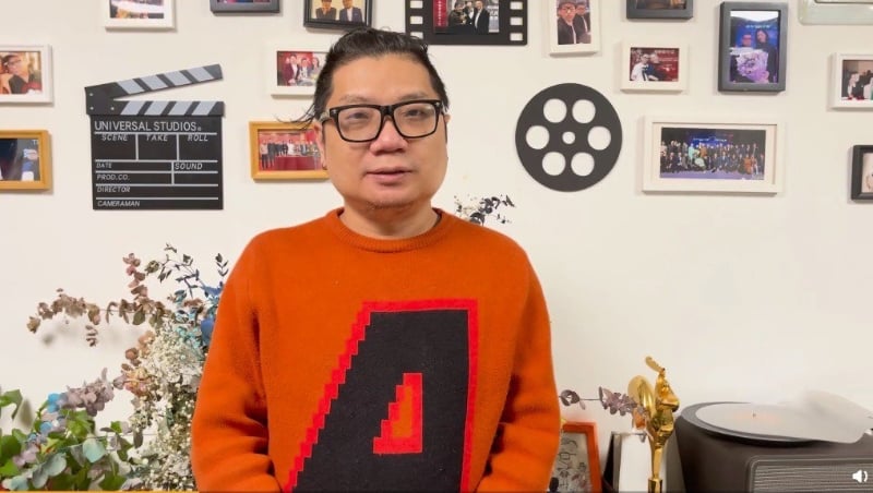 中国名电影人程青松宣布脱单，男友比他小33岁引发网民热烈讨论。