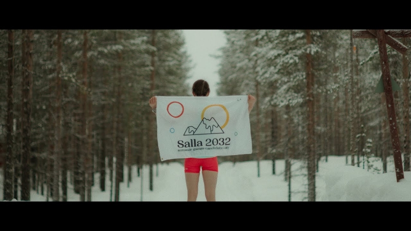 在萨拉推出的申奥宣传片，一名穿着单薄的选手在冰天雪地中举着申办2032年奥运会的标志，讽刺意味极浓。（萨拉申奥视频截图）