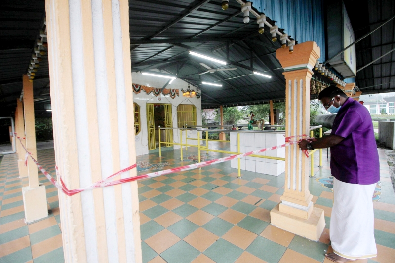 政府已规定不允许在圣殿举行所有大宝森节的庆祝活动，怡保一名28岁的兴都庙管理员为庙围上安全胶带，禁止信徒进入。