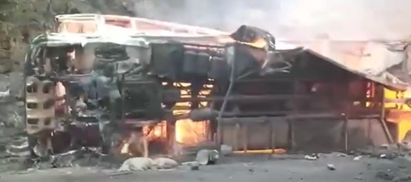 火势正慢慢吞噬巴士。（互联网照片）