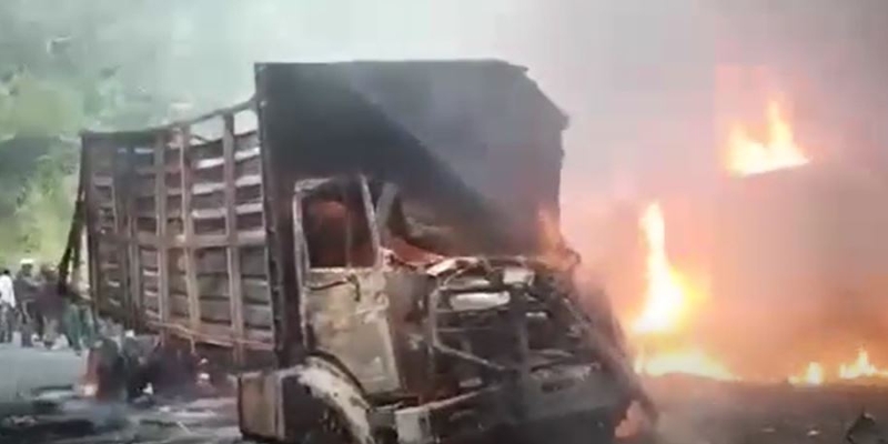 肇事载油车也严重烧毁。（互联网照片）