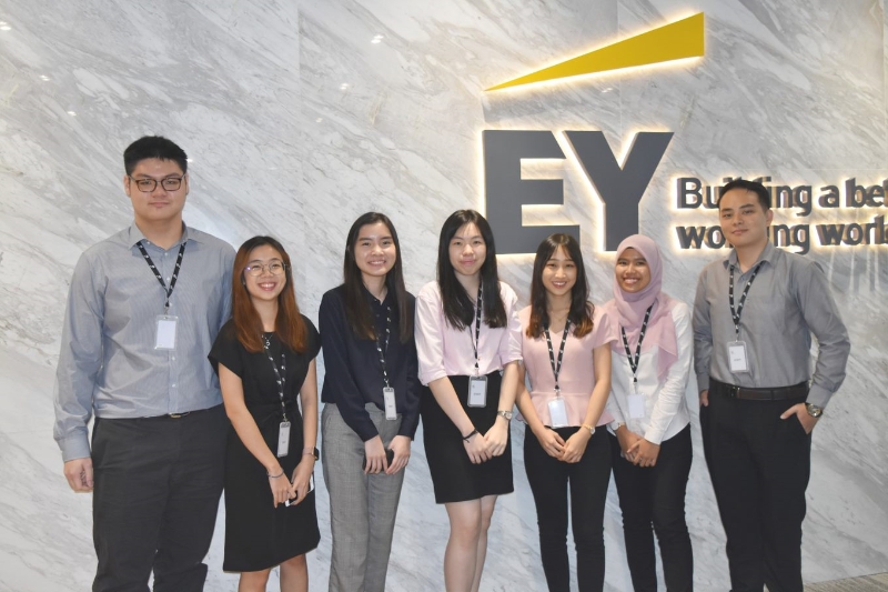 UoRM的学生在业界表现出色，纷纷加入不同专业服务机构，包括马来西亚安永（Ernst & Young）。