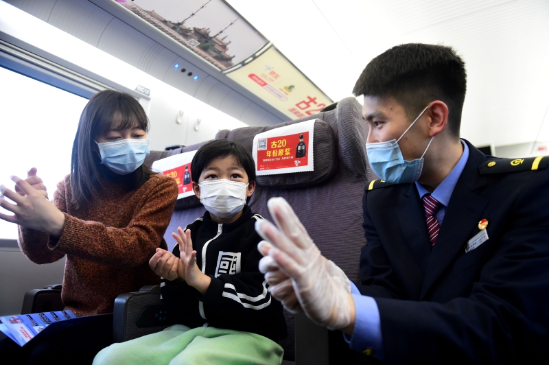 在合肥南开往上海的G7258次列车上，中国铁路上海局集团有限公司合肥客运段的乘务人员在教小朋友正确的洗手方法。  