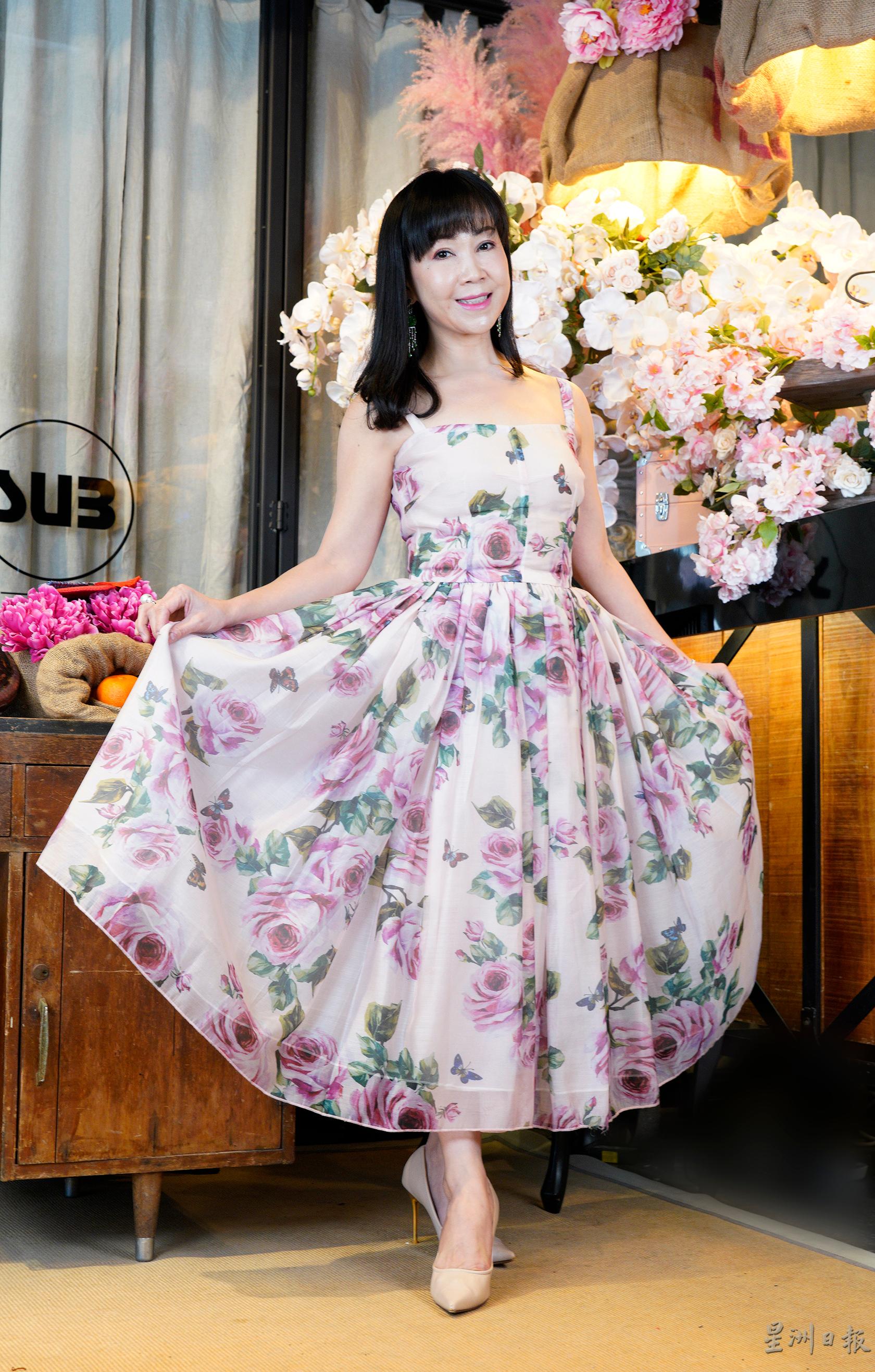 粉色系是今年的流行色，在新年里，穿上充满春天气息的连衣裙，展现高贵时尚的气质。
