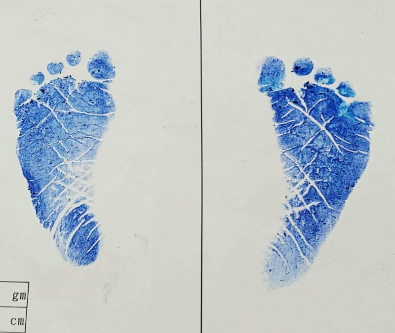 HowHow分享儿子出生的小脚印。