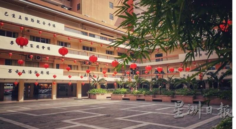 兴华中学校园一片红彤彤，喜气洋洋。

