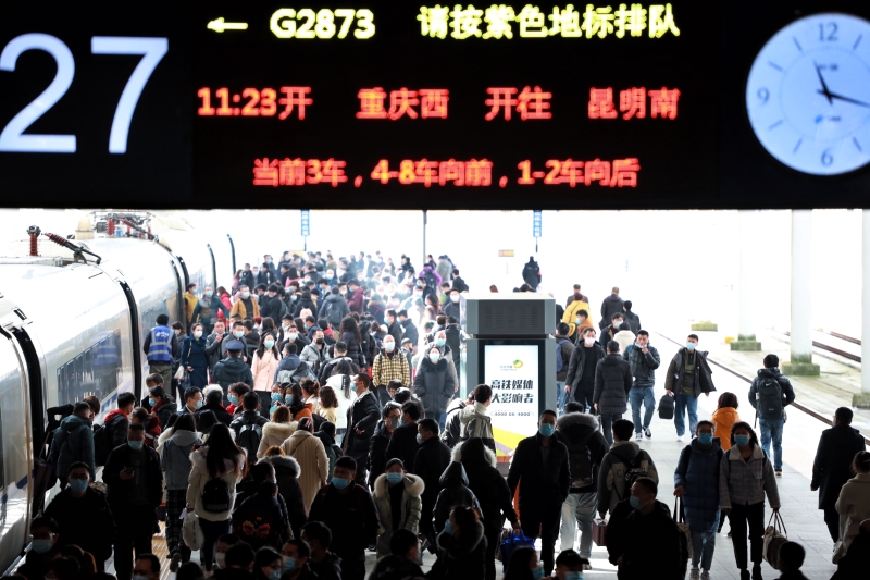 乘客在贵阳北站准备上车。 
