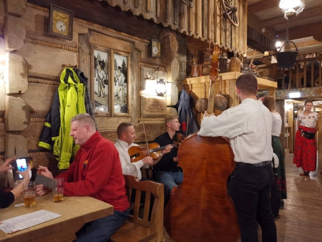 克鲁波奇街上的许多餐厅，在晚间时段会有现场的波兰民俗音乐表演。

