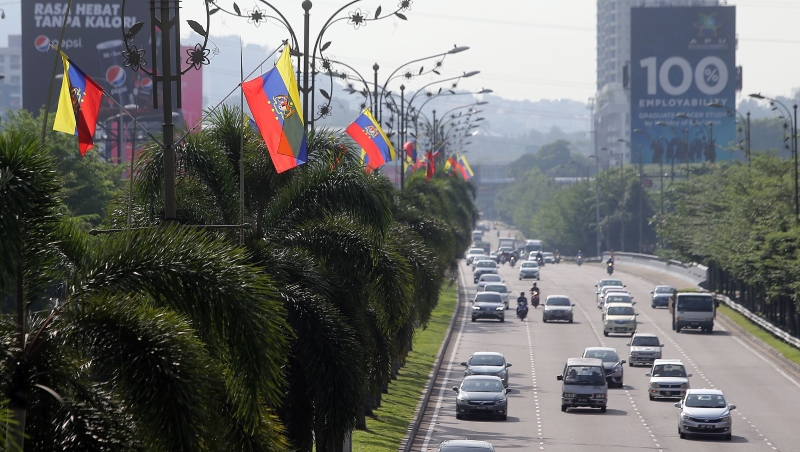 吉隆坡市政局在主要道路挂满直辖区旗帜。

