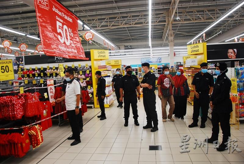 沙罗尼占率领执法队伍突检各超市，特别关注不允许营业的服装部。