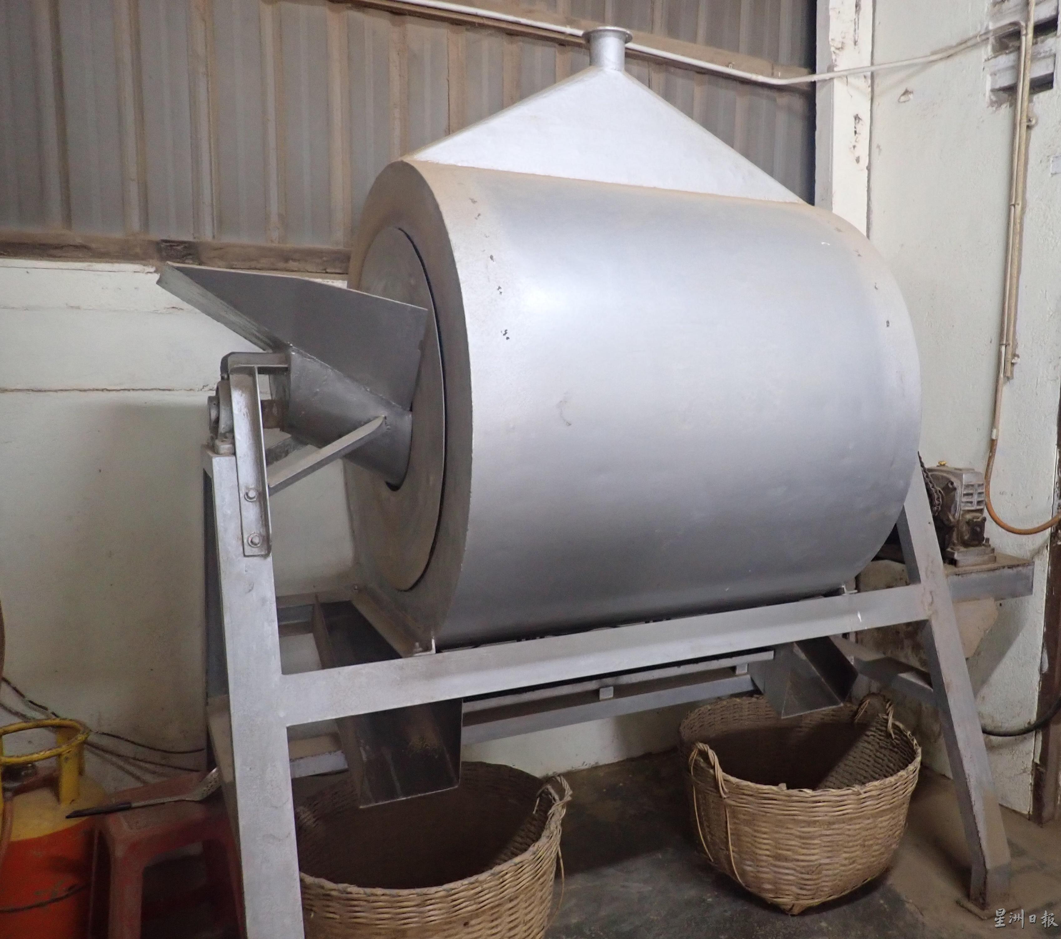 这是采用煤气的传统炒花生炉，每小时可以炒30公斤花生。