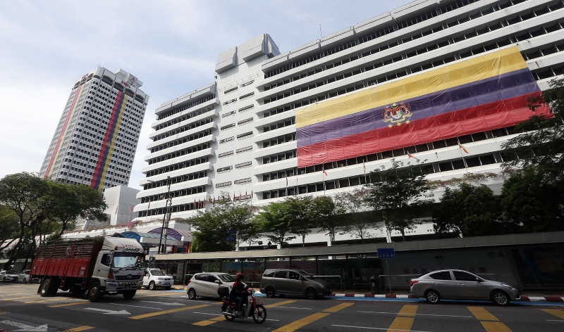 吉隆坡市政府大厦挂巨大旗资，告诉大家不要忘了直辖区日。


