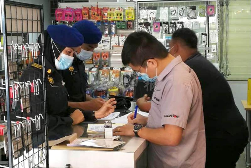 贸消局执法员检查州内的电脑与电子产品商店。