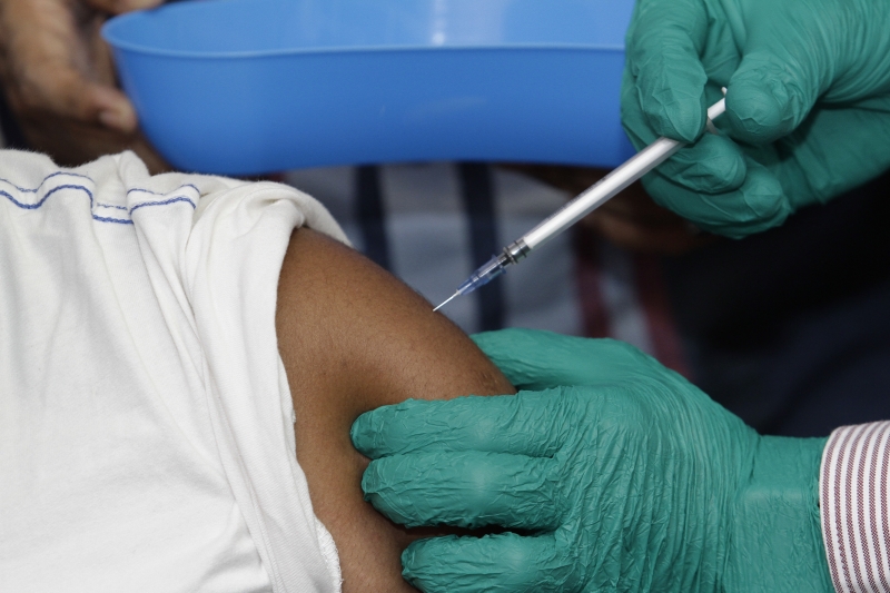 志愿者完成2次疫苗注射后，院方每个月会打电话了解他们的状况。