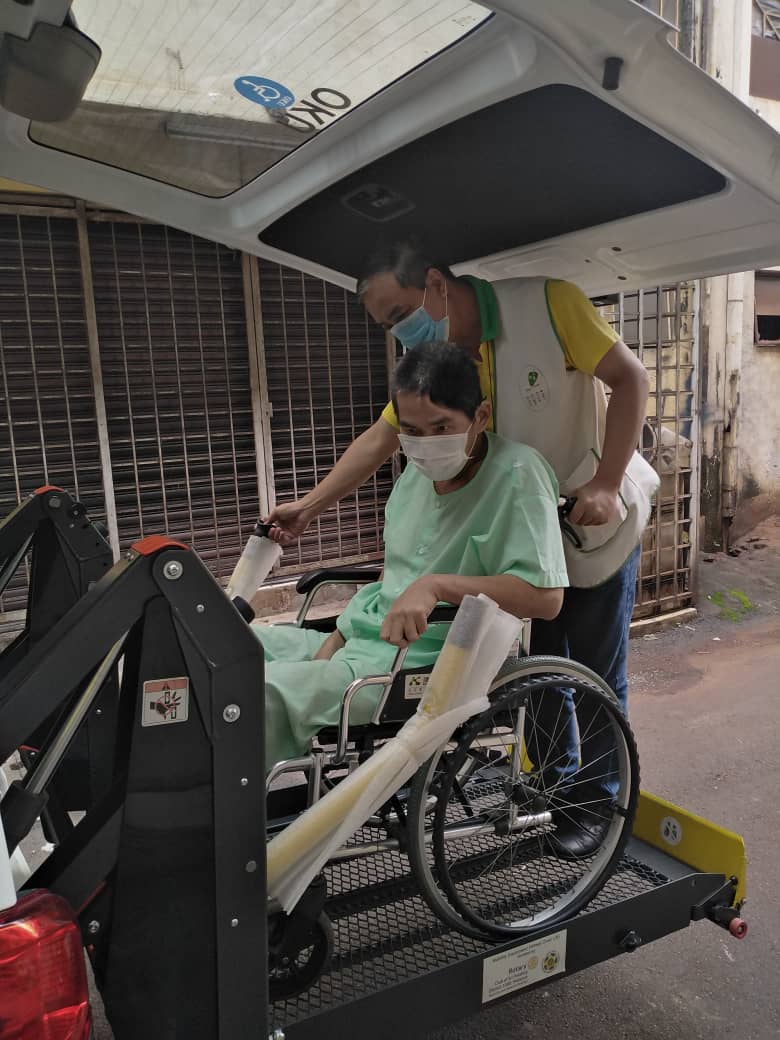 MCO期间， 净愿病人依然会定时到医院去抽血和复诊。图为马伟艾坐上专车到医院复诊时所摄。