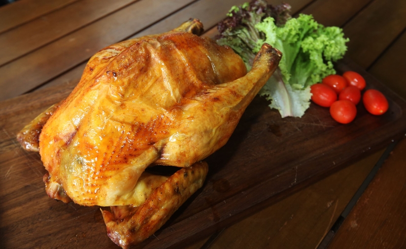 飞黄腾达烤菜园鸡：平均重达2公斤的菜园鸡以简单的材料腌制后，放入烤箱烘烤而成的烤菜园鸡，肉质有嚼劲并有浓郁鸡香味。