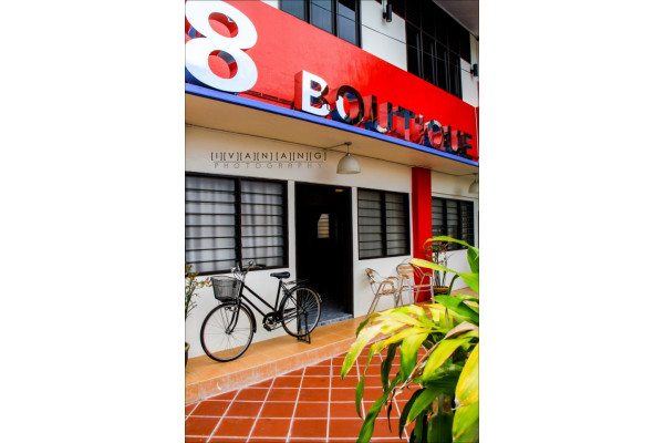 Super 8 by the sea。