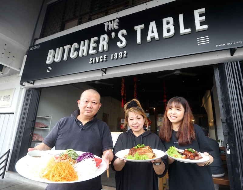 何锦麟（左起）、太太谢亚妹及女儿何诗媚为大家介绍The Butcher's Table配合农历新年推出的“农历新年套餐”，并有3个套餐供选择。