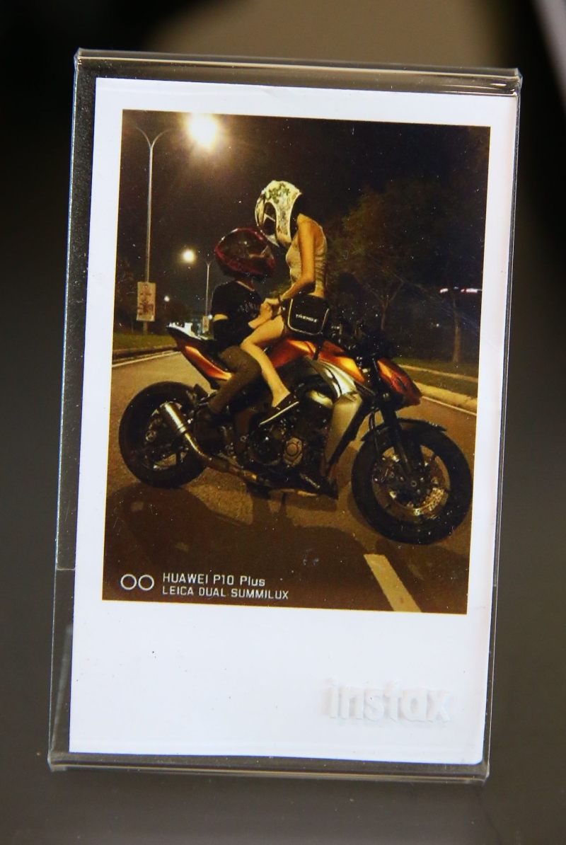 王丽怡灵堂上摆放了她与男友生前共骑摩托车帅气照片。

