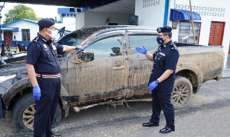    嫌犯驾驶的轿车被起回警局，左为莎菲恩，右为阿末阿里芬。