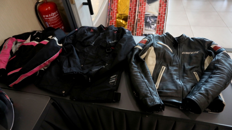 家人展示王丽怡生前穿的摩托车骑士外套。