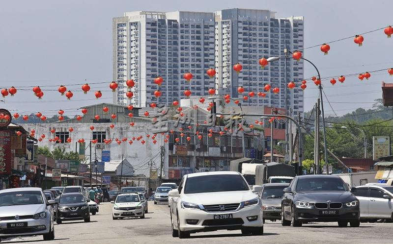 配合农历新年的到来，沙登多个主要街道已经高挂红灯笼。

