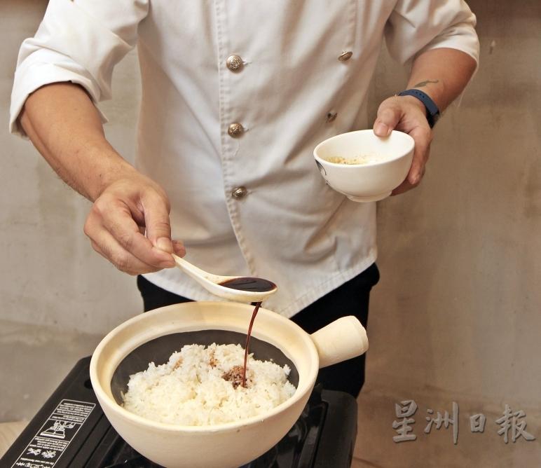 2.当米饭飘出猪油香味后，加入生抽与老抽。